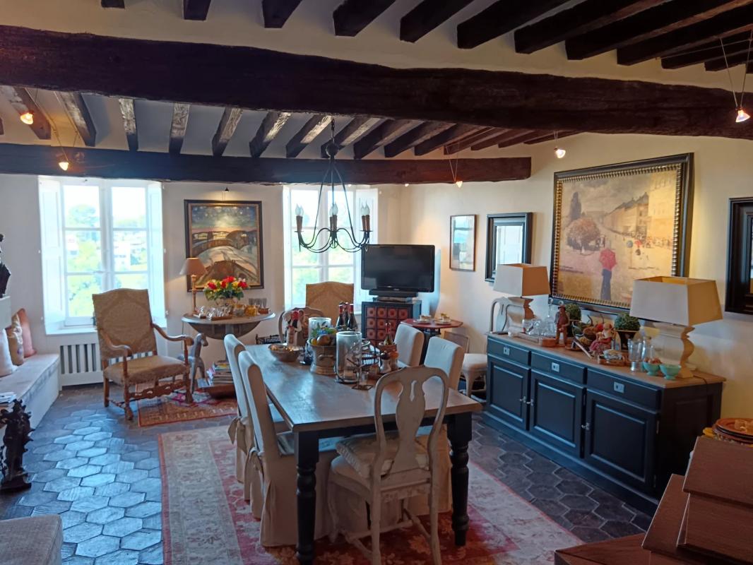 Intérieur d’une maison à Cagnes-sur-Mer Intérieur d'une maison à Cagnes-sur-Mer avec salle à manger, cheminée et décoration soignée.