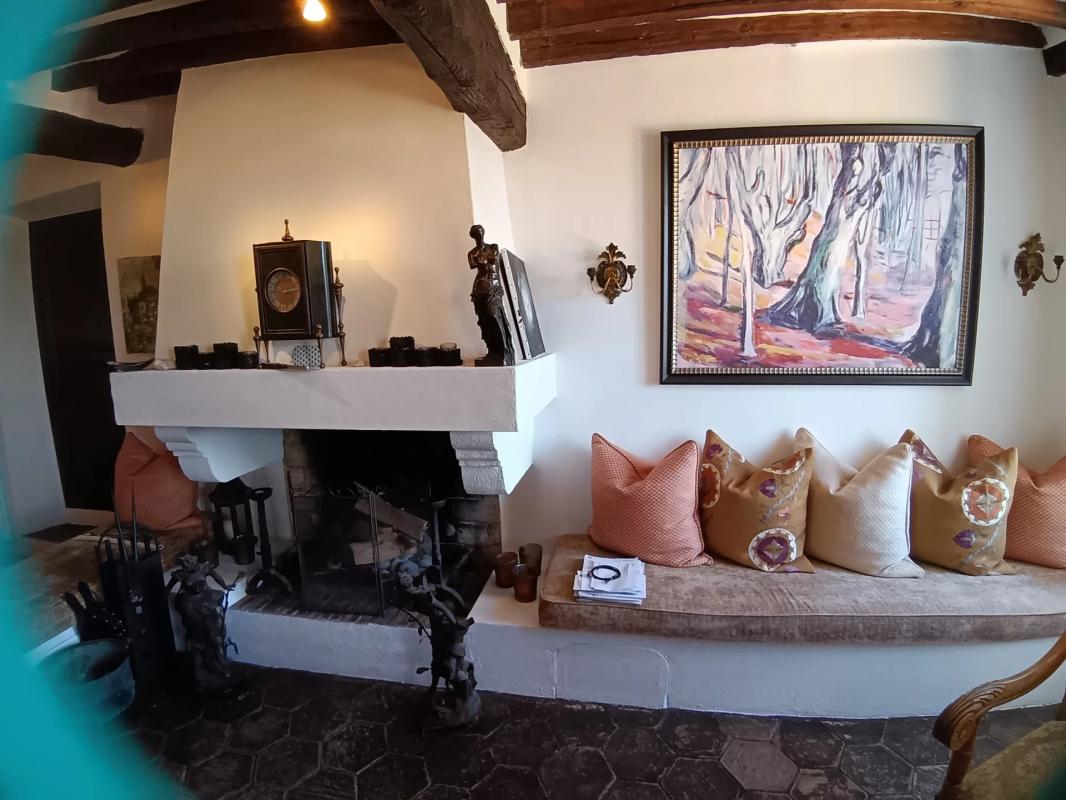 Intérieur d’une maison à Cagnes-sur-Mer Intérieur d'une maison avec cheminée, tableau et coin salon confortable.