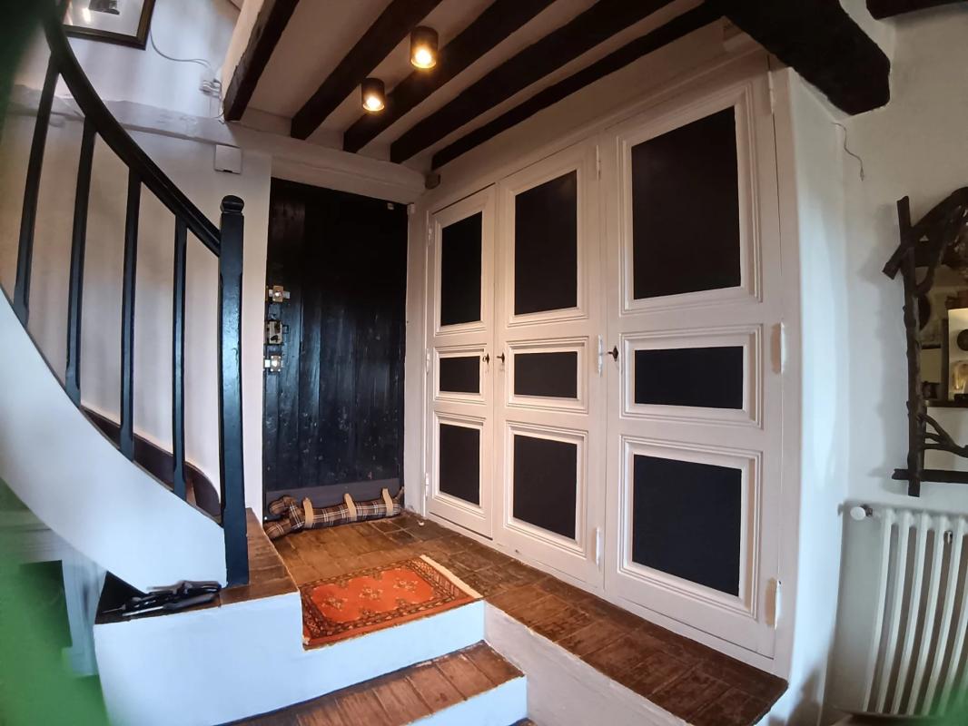 Intérieur d’une maison à Cagnes-sur-Mer Intérieur d'une maison avec un escalier et des placards intégrés, Cagnes-sur-Mer.