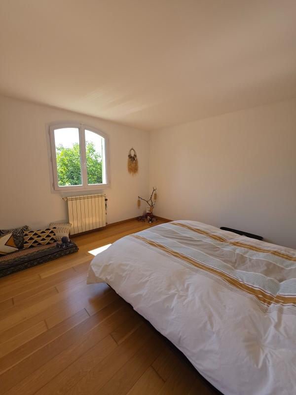 Spacious and bright room Bright room with bed and window overlooking a garden.