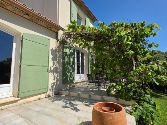 House with garden and terrace in Paradou, view of the blue sky.