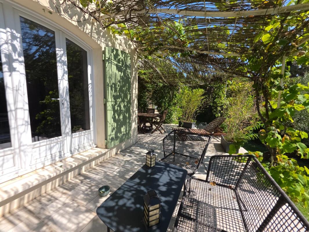 House terrace in Paradou Terrace of a house with garden furniture and lush vegetation in Paradou.