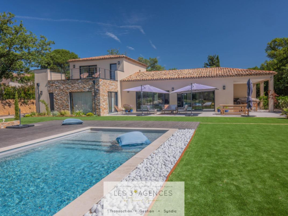 Contemporary villa with swimming pool and sea view in Grimaud, landscaped garden and sunny terrace.