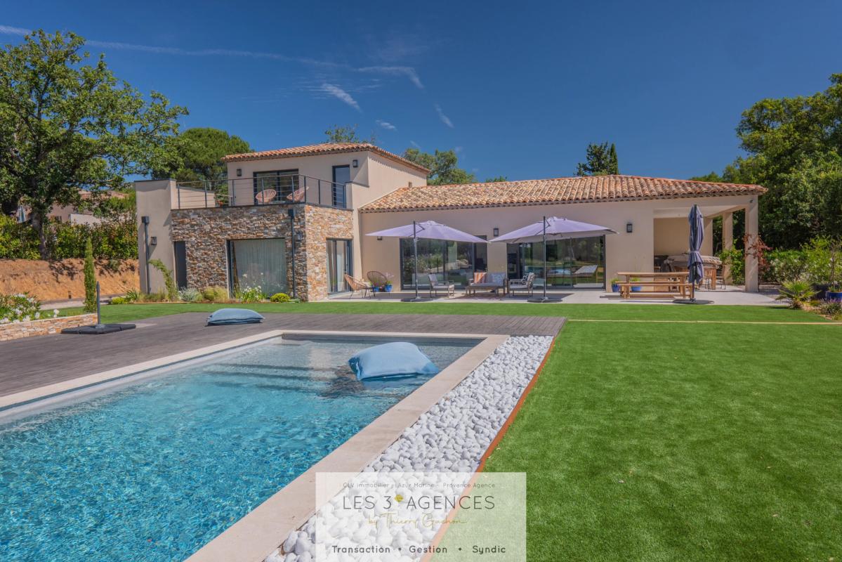Contemporary villa in Grimaud Contemporary villa with swimming pool and sea view in Grimaud, landscaped garden and sunny terrace.