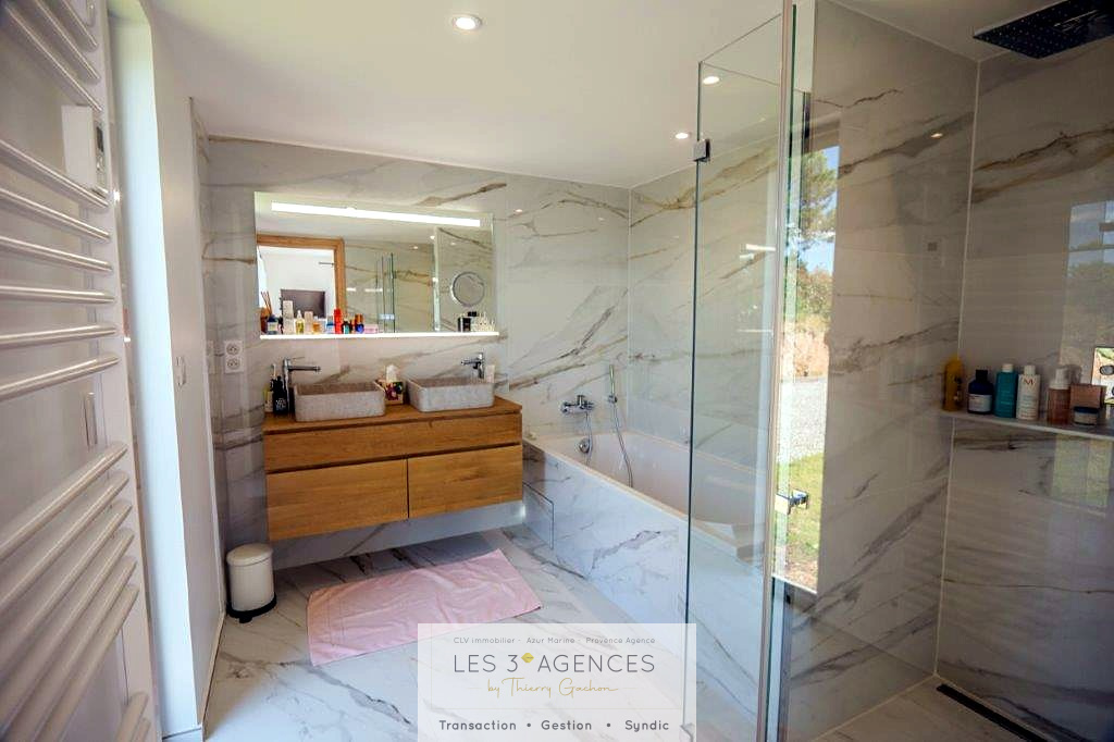 Contemporary bathroom Modern bathroom with shower and bathtub, decorated in marble.