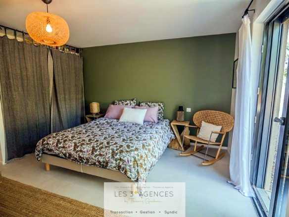 Room in a contemporary villa in Grimaud, with modern decor and access to the outside.