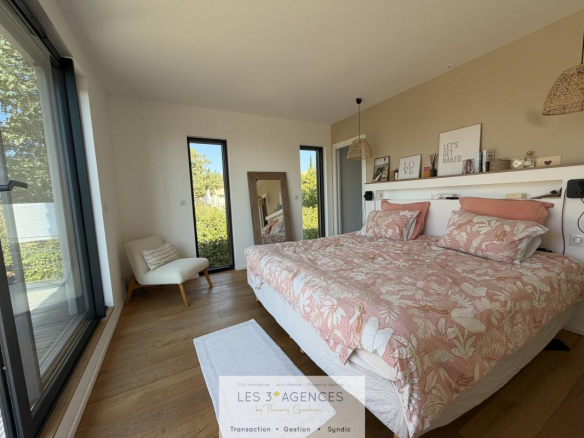 Room in a contemporary villa in Grimaud, with double bed and access to a terrace.