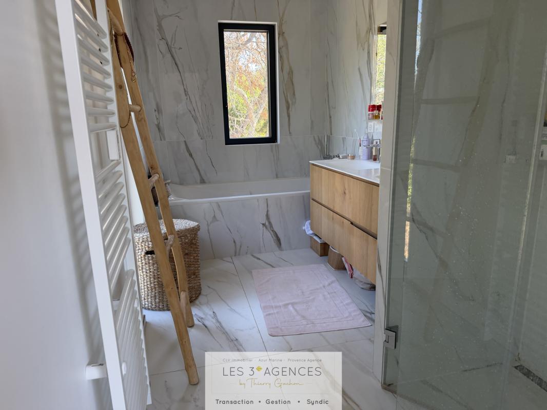 Contemporary bathroom Modern bathroom with bathtub and wooden vanity, marble tiles