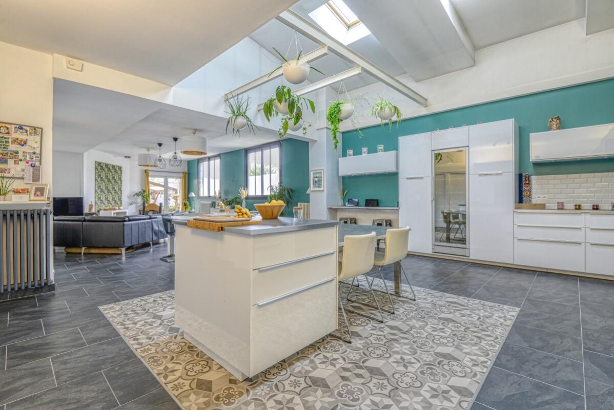 Contemporary apartment in Nantes Interior of a spacious apartment with open kitchen and bright living room in Nantes.