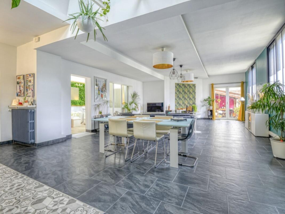 Interior of a spacious apartment with a large living room and dining room, Nantes.