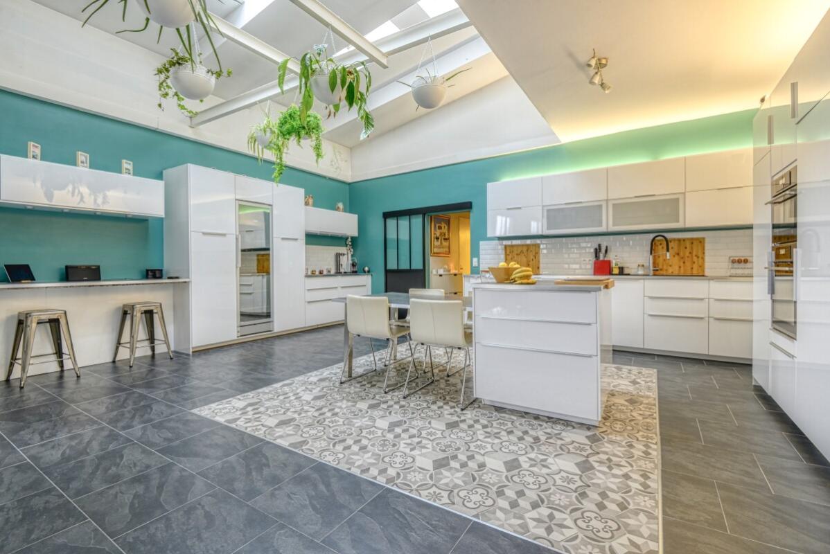 Kitchen of an apartment in Nantes Modern and spacious kitchen with central island, natural lighting and contemporary decor.