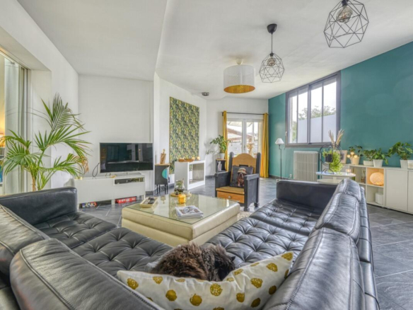 Interior of a spacious apartment with a modern and bright living room in Nantes.