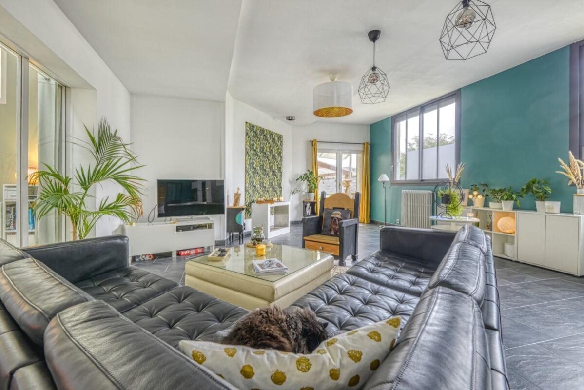 Contemporary apartment in Nantes Interior of a spacious apartment with a modern and bright living room in Nantes.