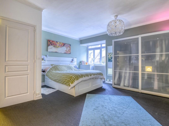Room in a spacious apartment with double bed and storage in Nantes.