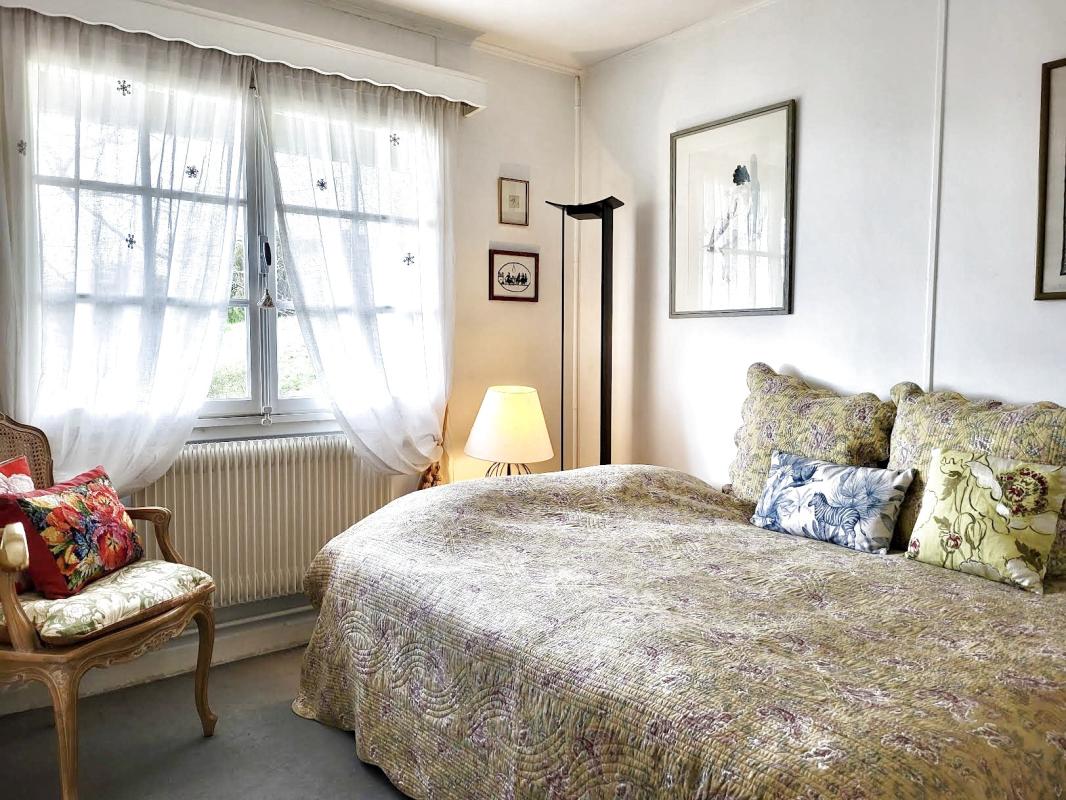 Room in a chalet in Grilly Room in a traditional chalet in Grilly with double bed and floral decoration.