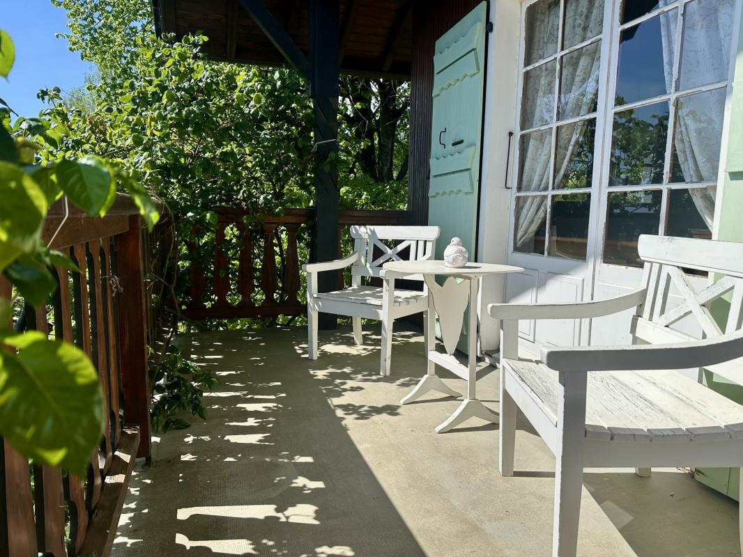 Chalet terrace in Grilly Terrace of a chalet in Grilly with white chairs and green plants around it.