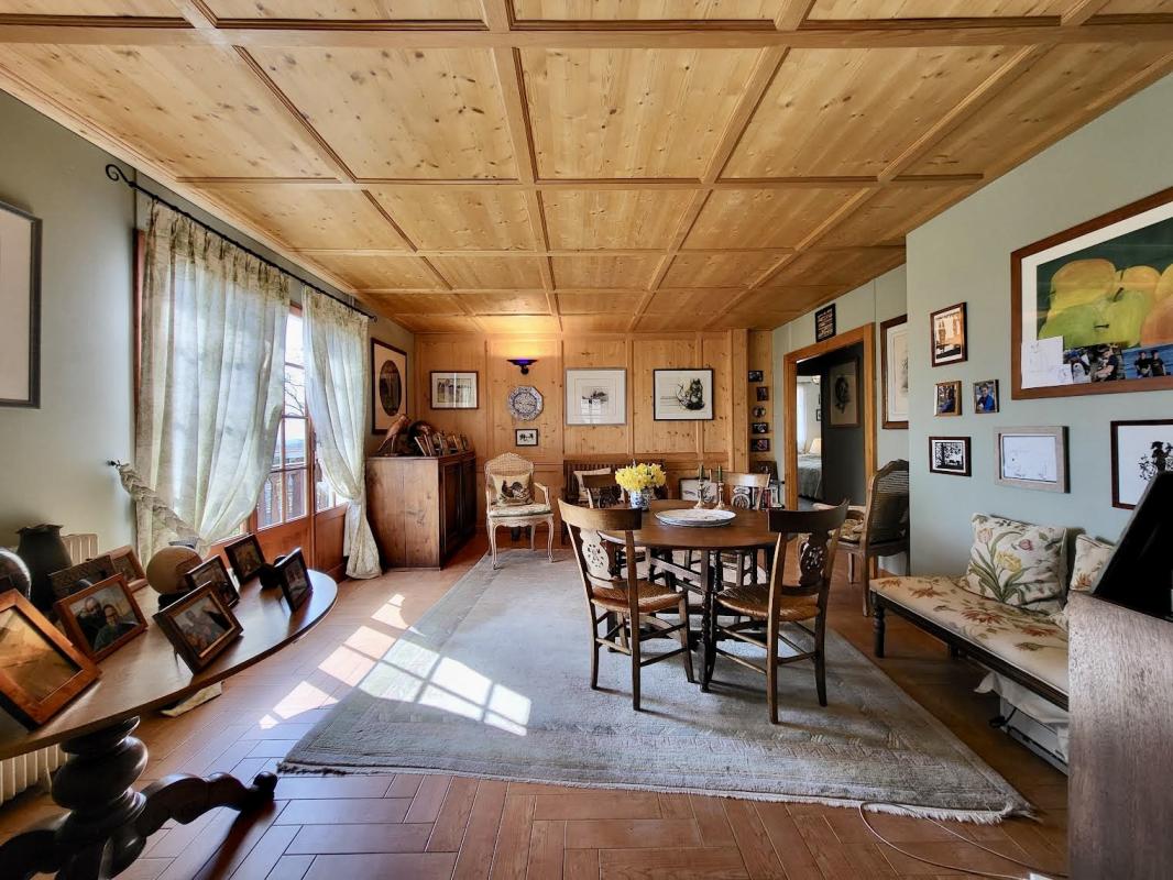 Interior of a chalet in Grilly Interior of a traditional chalet in Grilly with a bright living room and a dining table.