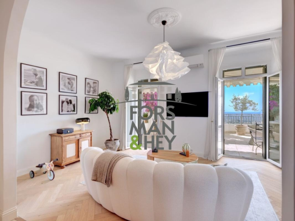 Salon lumineux d'un appartement à Grasse avec vue sur la mer Méditerranée.