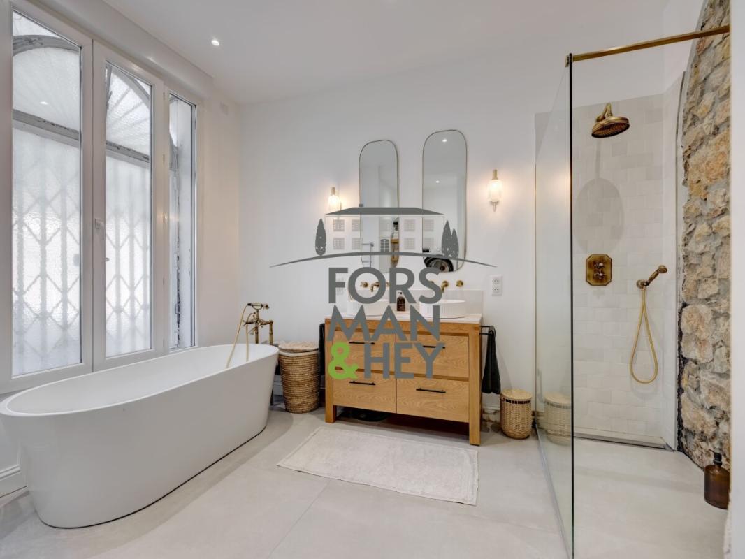 Contemporary bathroom in Grasse Modern bathroom with bathtub, glass shower and stone walls.