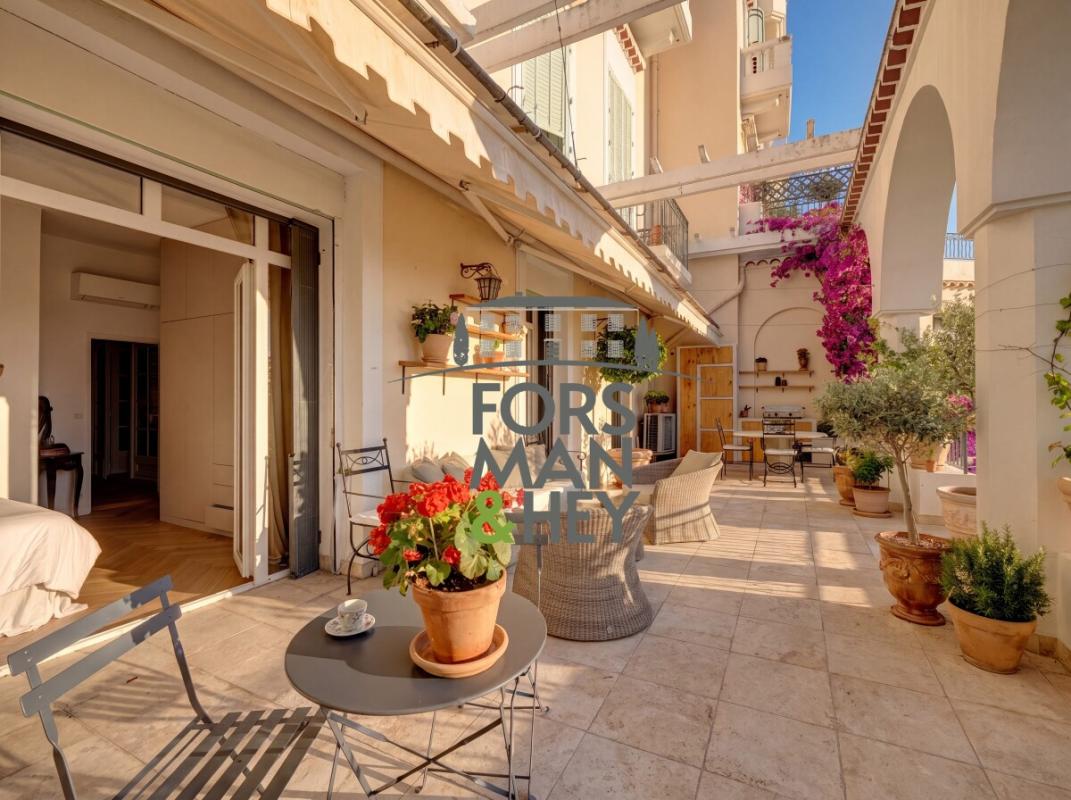 Terrace with sea view in Grasse Apartment terrace with furniture and plants, overlooking the sea in Grasse.