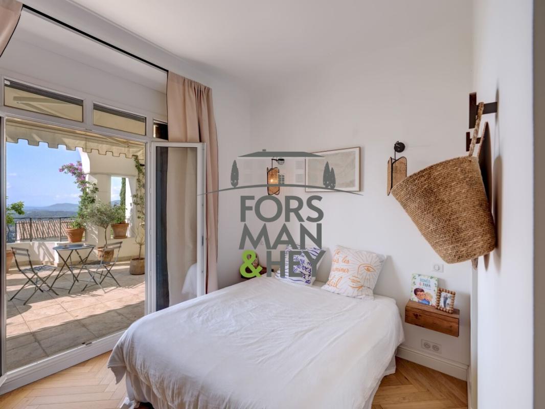 Room with a view in Grasse Room in an apartment in Grasse with sea view, modern and bright decor.