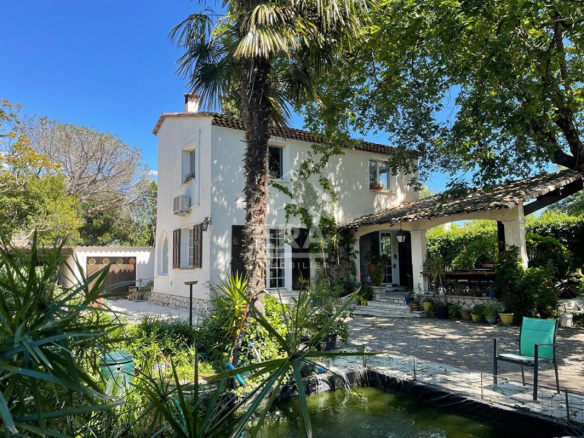 Luxury real estate photo | Charming Properties