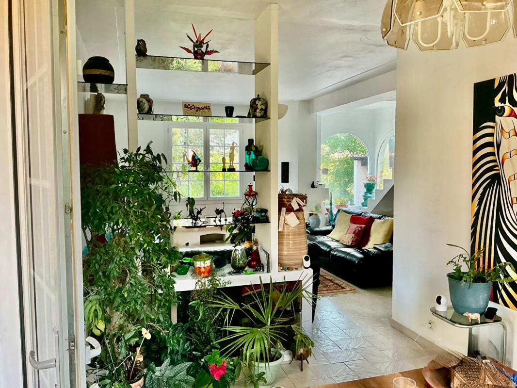 Charming interior of a 1960s house Interior of a 1960s house in La Gaude with decoration and houseplants.
