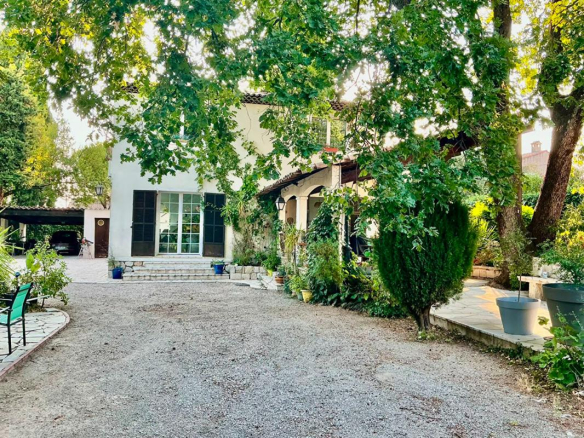 Exceptional house in La Gaude, 1960s style with swimming pool and garden.