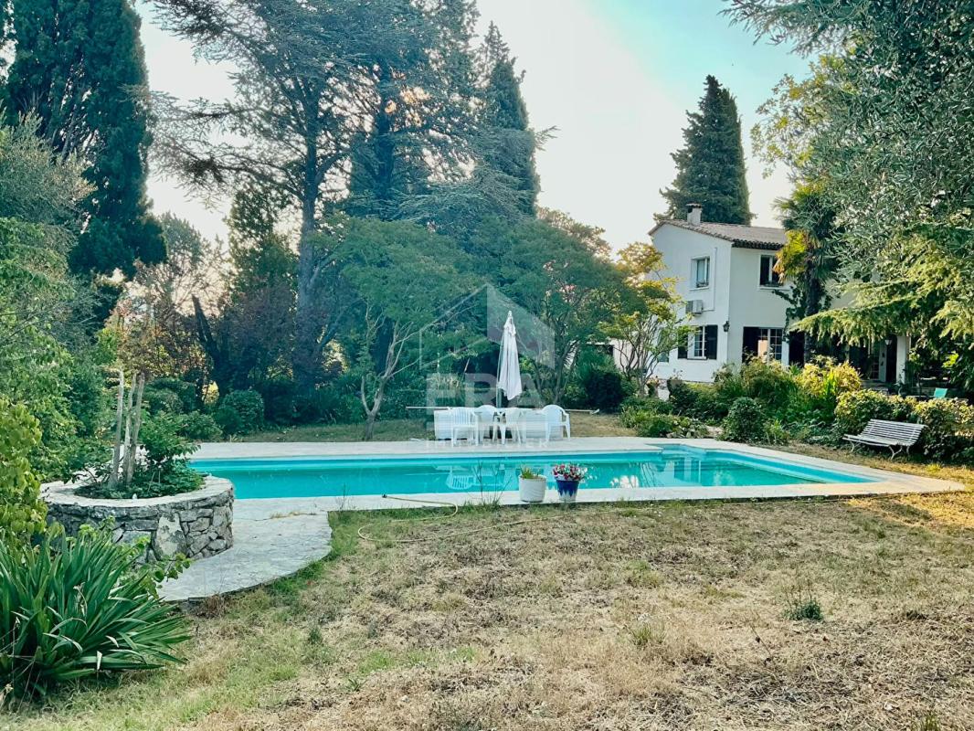 House in La Gaude with swimming pool Exceptional 1960s house with swimming pool and garden in La Gaude.