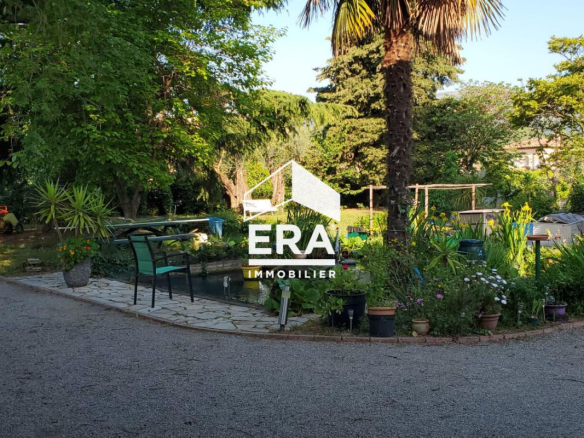 Garden of a house in La Gaude with garden furniture and lush vegetation.