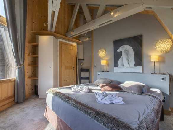 Chambre d'un chalet de prestige à Avoriaz avec décoration contemporaine et lumière naturelle.