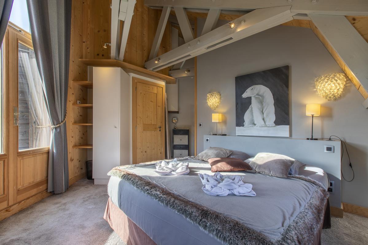 Chambre du Chalet ALAYA NOA à Avoriaz Chambre d'un chalet de prestige à Avoriaz avec décoration contemporaine et lumière naturelle.