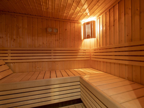 Intérieur d'un sauna en bois avec bancs en bois et éclairage doux.