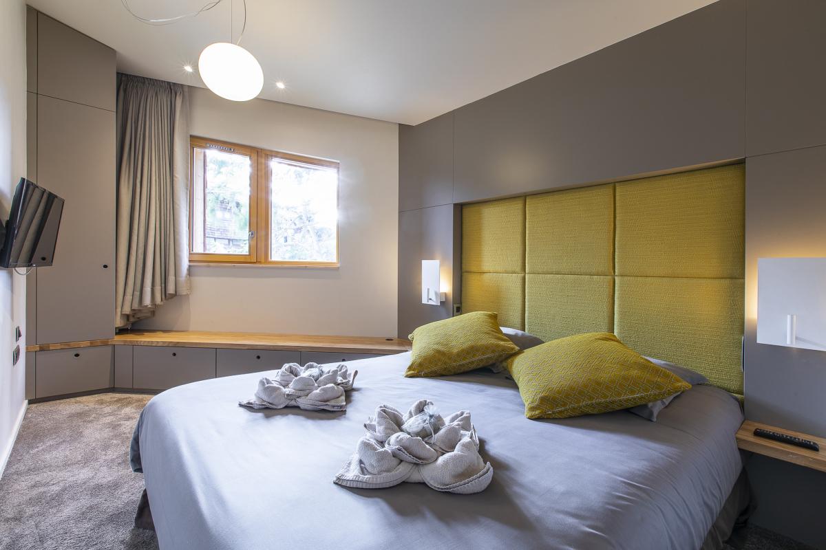 Chambre du Chalet ALAYA ALBA Chambre d'un chalet moderne avec lit double et décoration contemporaine à Morzine.