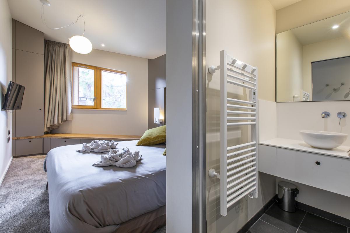 Chambre du Chalet ALAYA ALBA Chambre moderne avec lit double et salle de bain attenante dans un chalet à Avoriaz.