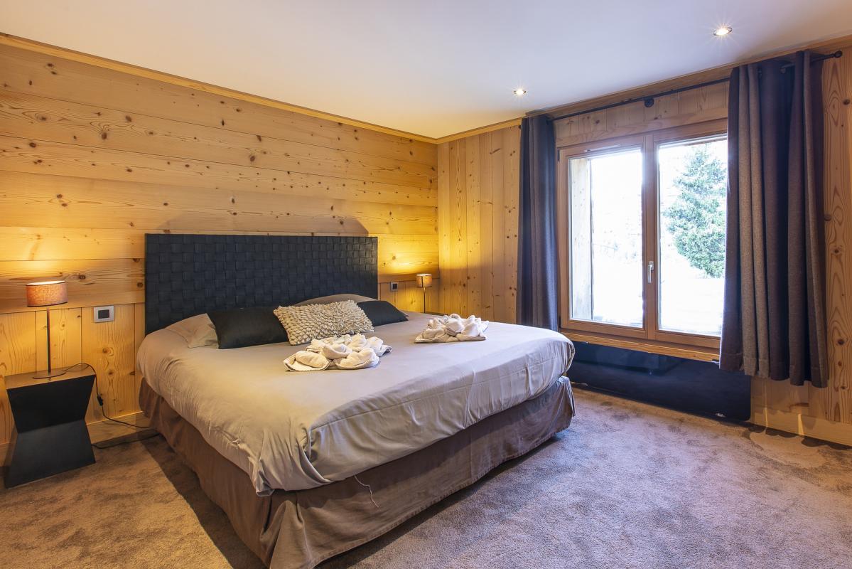 Chambre du Chalet ALAYA ALBA Chambre d'un chalet avec un grand lit et fenêtre donnant sur l'extérieur.