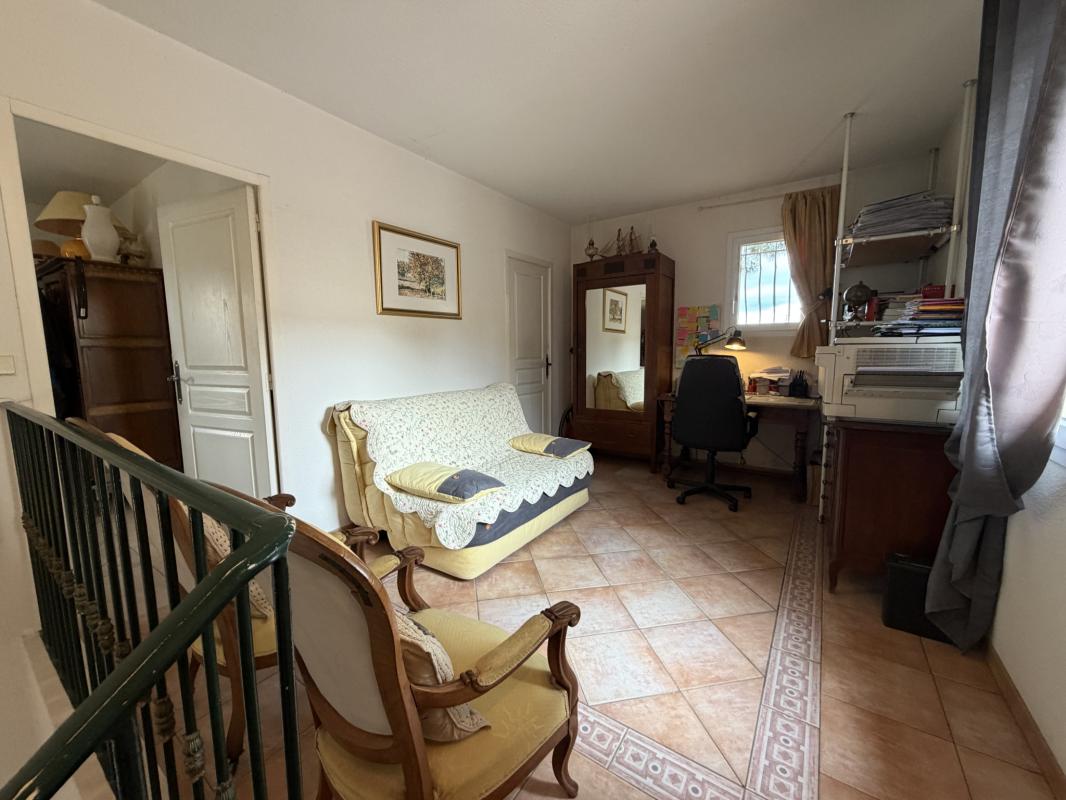 Intérieur de villa à Puget-sur-Argens Intérieur d'une villa à Puget-sur-Argens avec un salon et un bureau.