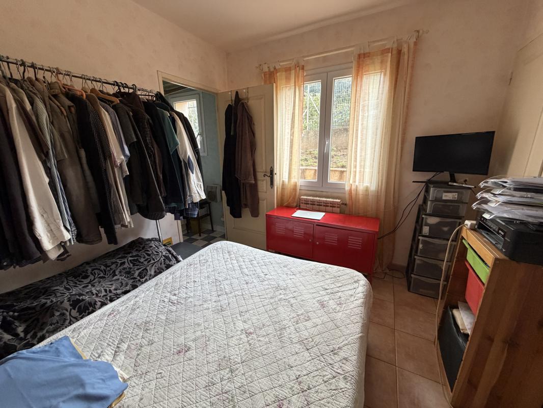 Chambre dans une villa à Puget-sur-Argens Chambre avec lit, penderie et télévision dans une villa à Puget-sur-Argens.