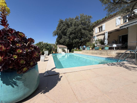 Villa avec piscine à Puget-sur-Argens, vue sur les collines, environnement résidentiel calme.