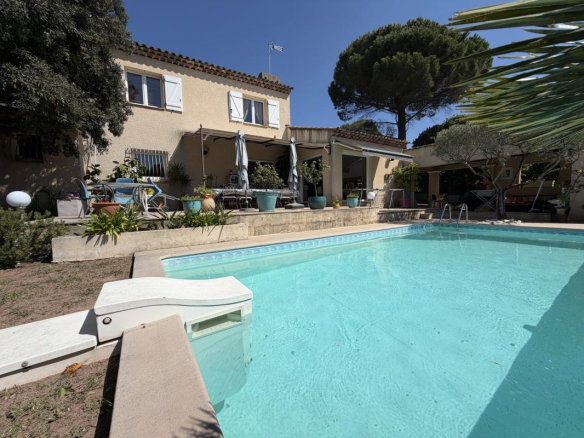 Villa avec piscine dans un environnement résidentiel à Puget-sur-Argens, vue dégagée sur les collines.