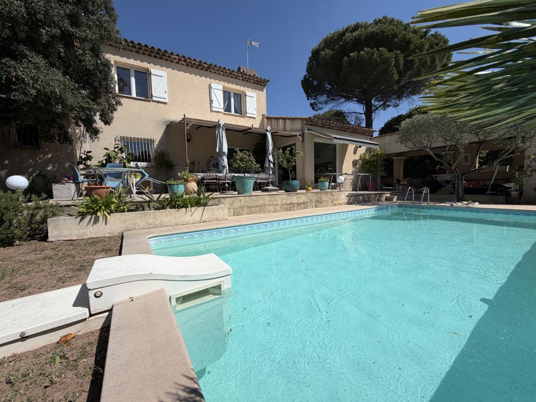 Villa avec piscine à Puget-sur-Argens Villa avec piscine dans un environnement résidentiel à Puget-sur-Argens, vue dégagée sur les collines.