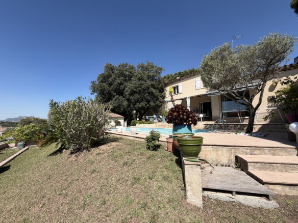 Villa avec piscine et jardin à Puget-sur-Argens, vue dégagée sur les collines.