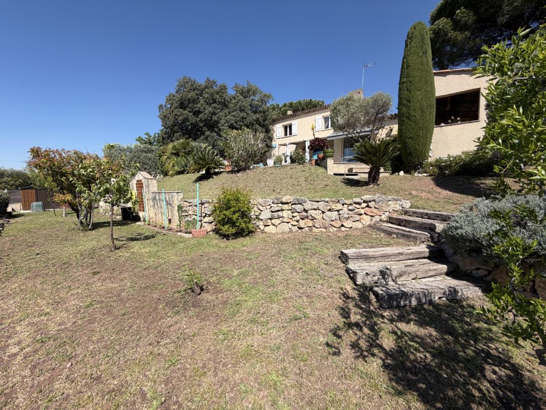Villa avec piscine à Puget-sur-Argens Villa avec piscine et jardin à Puget-sur-Argens, vue dégagée sur les collines.