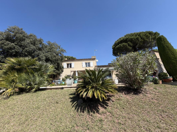Villa avec piscine et jardin à Puget-sur-Argens, vue dégagée sur les collines.