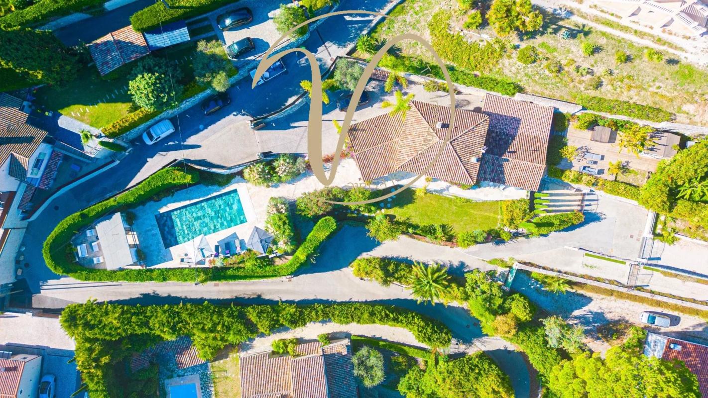 Contemporary villa in La Colle-sur-Loup Aerial view of a contemporary villa with swimming pool and jacuzzi in La Colle-sur-Loup.