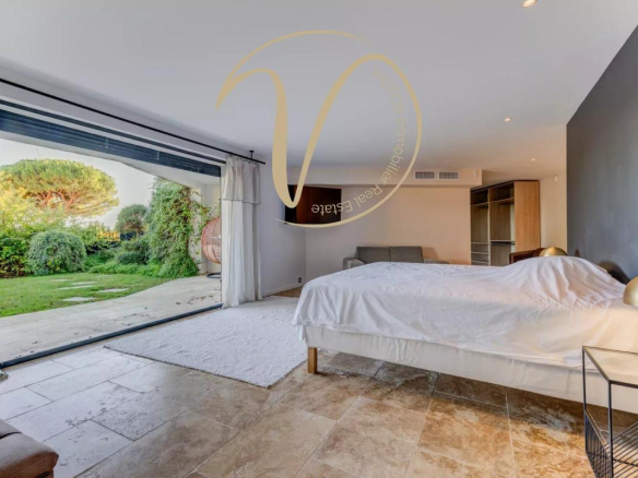 Spacious room with access to a garden, overlooking nature, in a contemporary villa in La Colle-sur-Loup.
