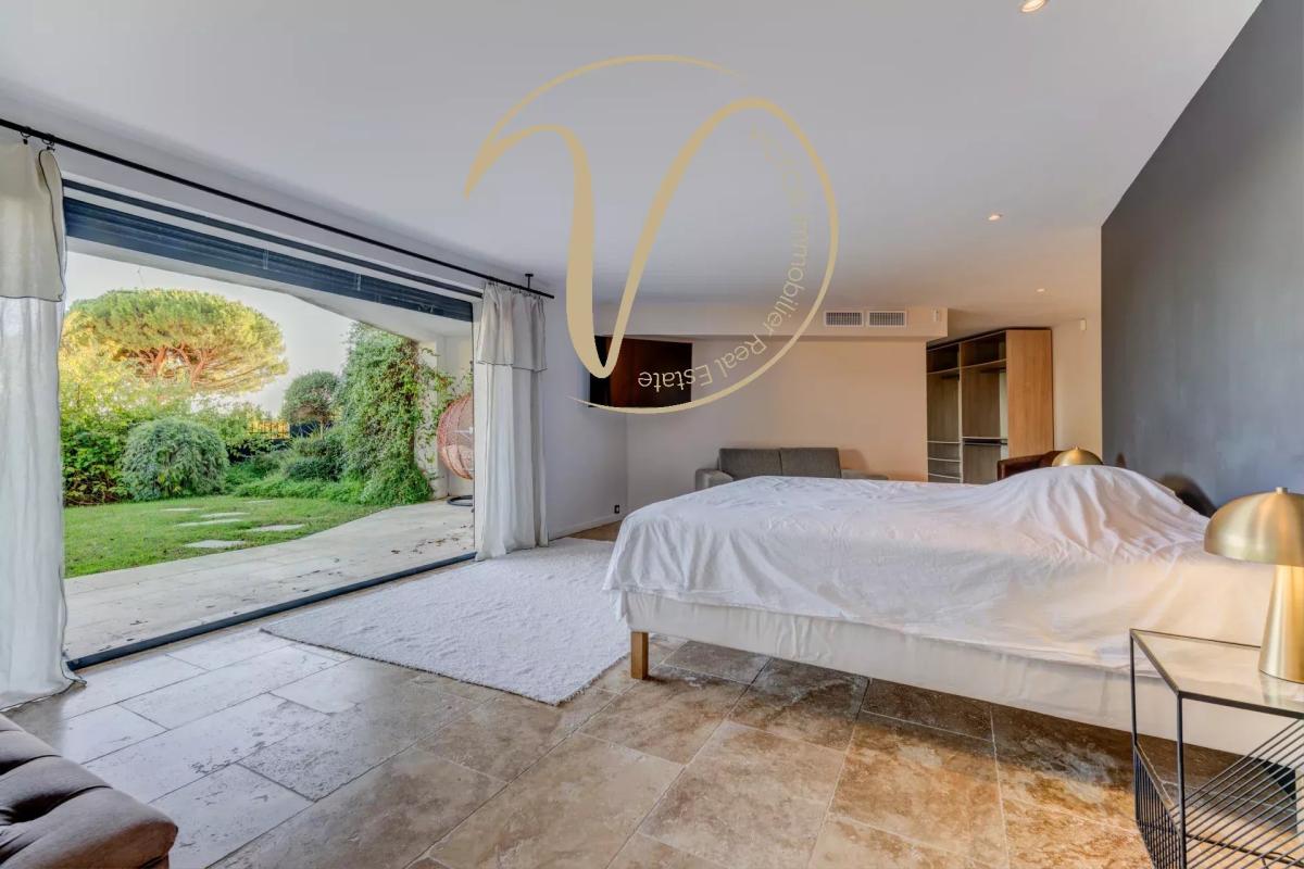 Contemporary villa room in La Colle-sur-Loup Spacious room with access to a garden, overlooking nature, in a contemporary villa in La Colle-sur-Loup.