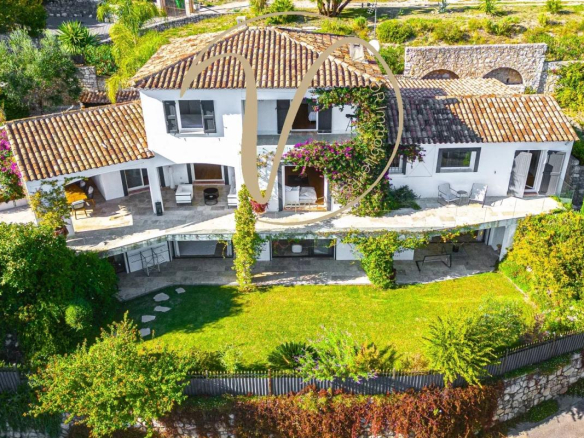 Contemporary renovated villa with swimming pool and jacuzzi in La Colle-sur-Loup, overlooking the sea and hills.