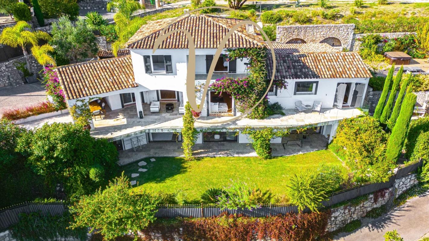 Contemporary villa in La Colle-sur-Loup Contemporary renovated villa with swimming pool and jacuzzi in La Colle-sur-Loup, overlooking the sea and hills.