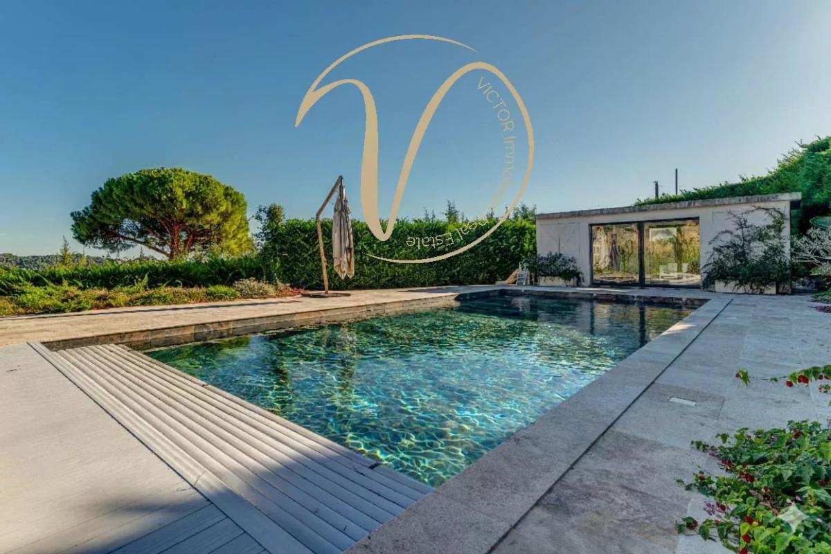 Contemporary villa with swimming pool in La Colle-sur-Loup Heated swimming pool of a contemporary villa in La Colle-sur-Loup, with views of the hills and the sea.